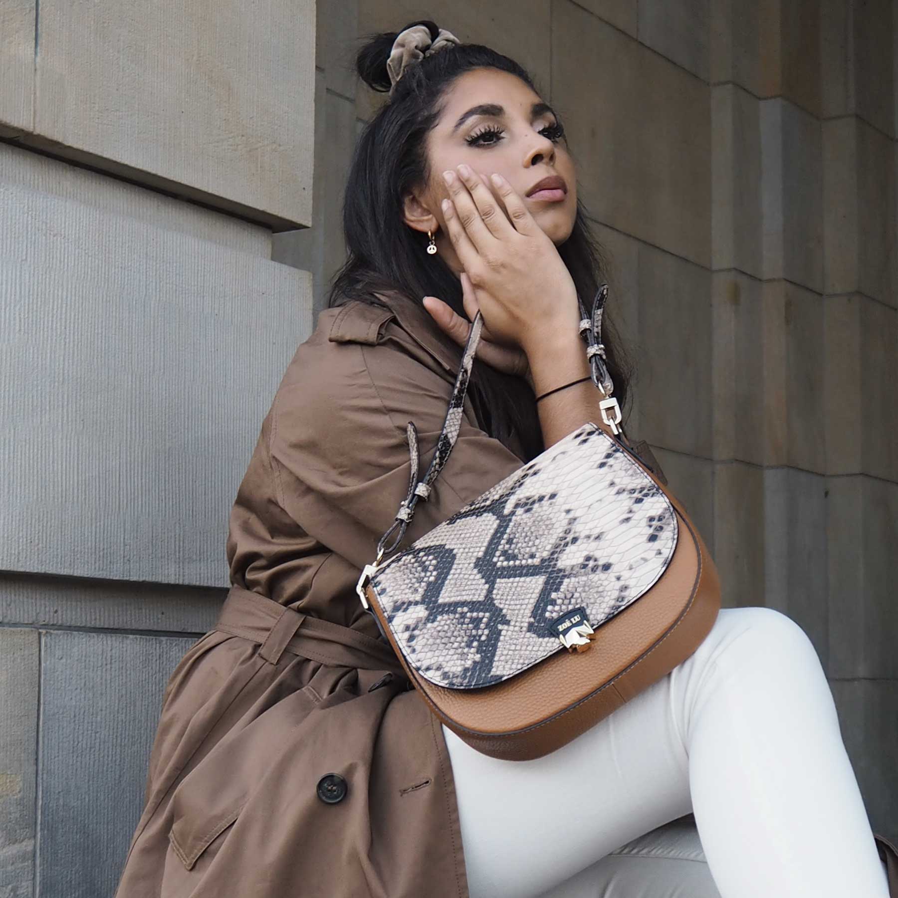 Kurzhenkel Hold me Tight in off-white-schwarz mit Schlangenprint mit Wechselklappe No Excuses zum braunen Trenchcoat